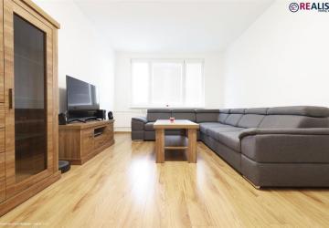 Reality Zrekonštruovaný, zariadený 2-izbový byt na Sládkovičovej ulici – pohodlie, súkromie neďale