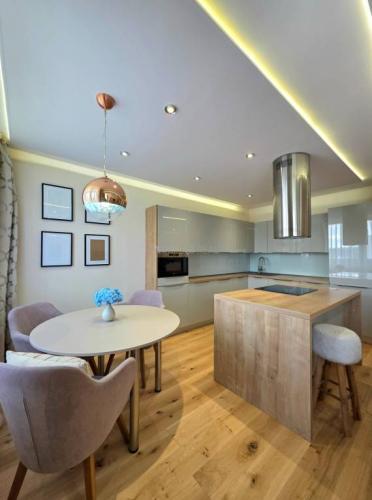 Reality 3i, OV, 71m2 + loggia, Lomonosovova, dizajnový, zariadený