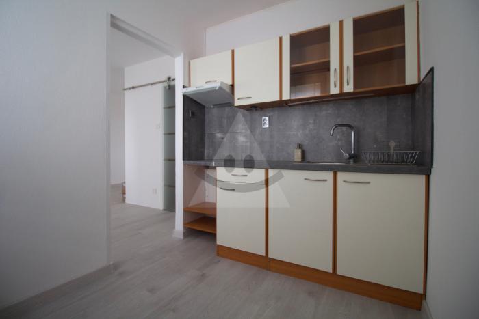 Reality 1-izbový byt byt, Banská Bystrica, Radvaň, Sládkovičova (časť Radvaň)