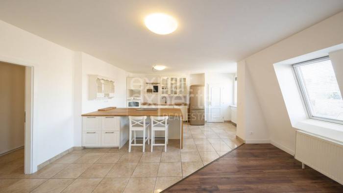 Reality Slnečný 5i byt 160m2, strešná terasa 108m2, balkón a garáž