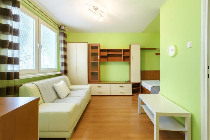 Reality PNORF – Svetlý 1-izbový byt s pivnicou, Okružná ul., Trnava