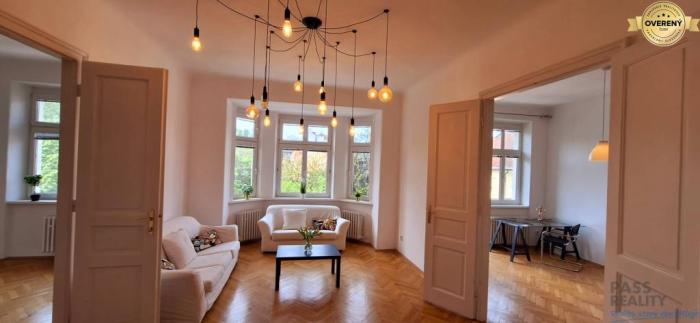 Reality NA PRENÁJOM veľkometrážny byt v historickom centre, krb, parking