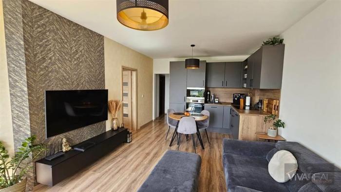 Reality VIVAREAL* NOVOSTAVBA! Moderný 2-izb. byt, zariadený, veľký  balkón, parkovacie miesto, Opoj, cc