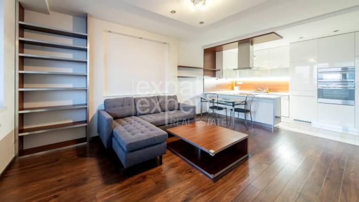 Reality Moderný 2i byt 56 m2, klimatizácia, so zasklenou lodžiou a parkovaním