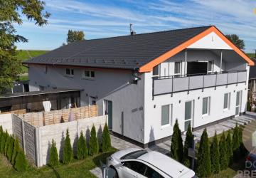 Reality DOBROHOŠŤ- Prenájom  3i zariadeného bytu s predzáhradkou a parkingom