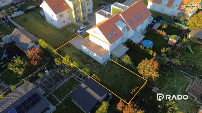 Reality RADO | svetlý 2i byt + 200 m² záhrada | Biely Kostol