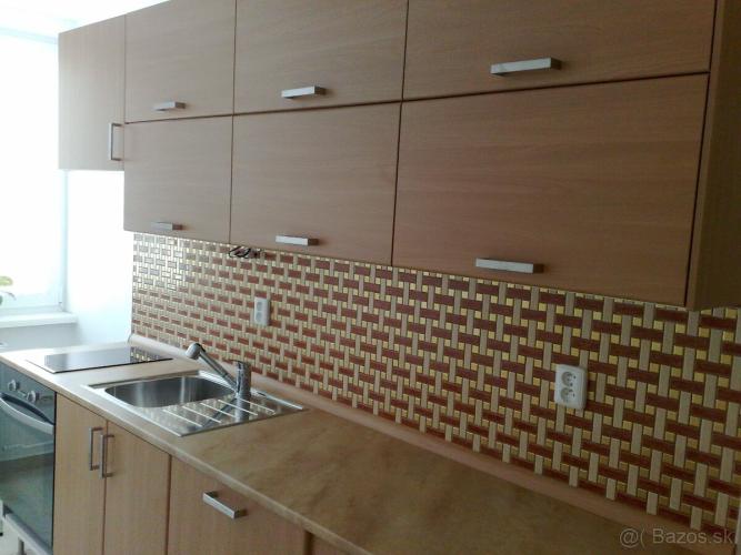 Reality Ponúkame na prenájom pekný 3- izbový byt vo výbornej tichej lokalite,