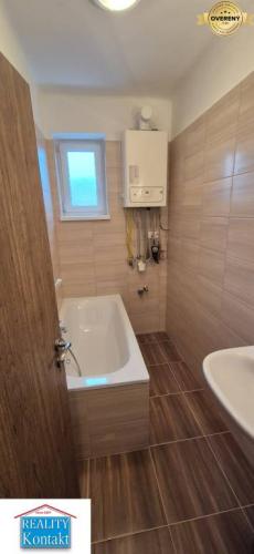 Reality Prenájom 2 izbového bytu 50 m2 Dvory nad Žitavou IHNEĎ