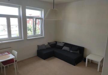 Reality Ponúkame na prenájom svetlý 1-izbový byt (40 m²) na Pražskej ulici