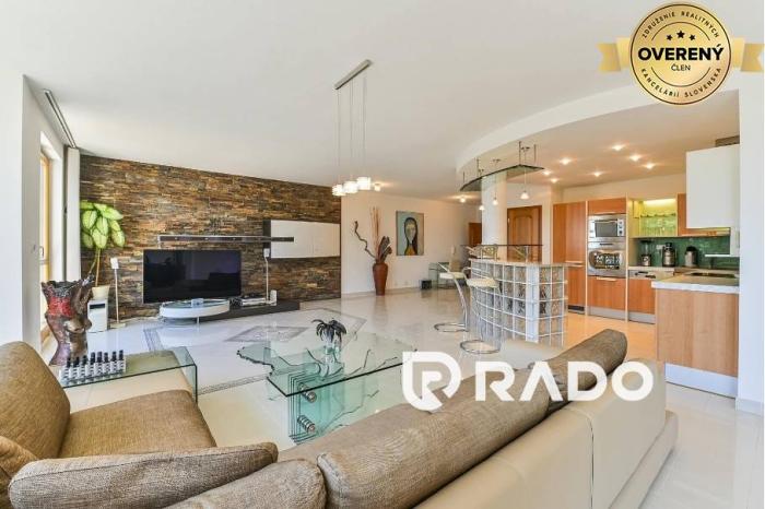 Reality RADO | Staré Mesto | 5i byt 175 m² + 4 balkóny + možnosť 2× parking