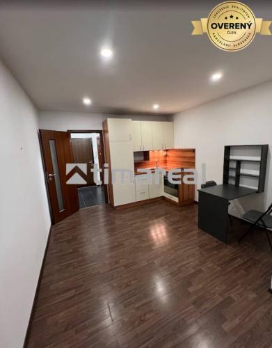 Reality Vkusne zrekonštruovaný 1i byt v Senci