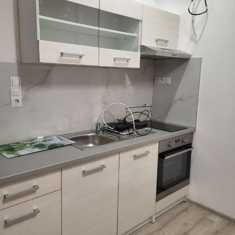 Reality Ponúkame na prenájom príjemnú garsónku v mestskej časti Bratislava