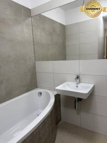 Reality Nový zariadený  3izb. priestor s predzáhradkou. B. Kostol