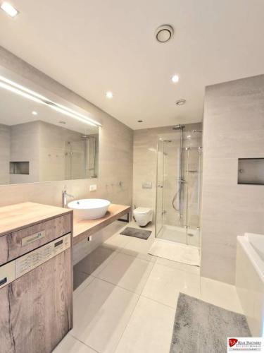 Reality Prenájom 3-izb.byt, 100m2, na Zámockej ulici v Bratislave