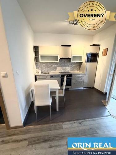 Reality Na Prenájom útulný 1 izbový byt v Slovenskom Grobe 550,- Eur