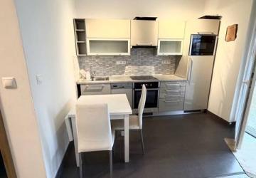 Reality Na Prenájom útulný 1 izbový byt v Slovenskom Grobe 550,- Eur