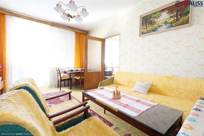 Reality REALISS - 3-izbový byt 73 m2 s balkónom a dvoma komorami v skvelej lokalite pri centre Bánoviec. 