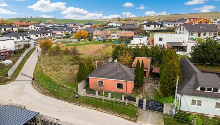 Reality PNORF – 3i RD, pozemok 550 m2, letná kuchyňa, terasa, prístrešok pre auto, Kľačany