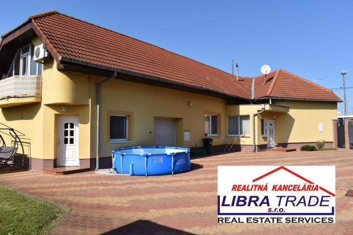 Reality Na predaj rodinný dom s garážou v Nových Zámkoch na pozemku s výmerou 1212 m2