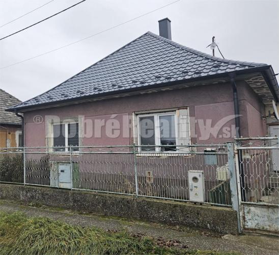 Reality Rezervovaný - Príjemný rodinný domček po rekonštrukcii interiéru s novou strechou, a veľkou 