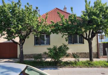 Reality Ponúkame na predaj Rodinný dom na Samovej ul. v DNV
