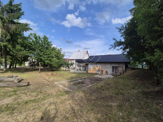 Reality DOM NA REKONŠTRUKCIU S VEĽKÝM POZEMKOM 1 093 m² – NITRIANSKE PRAVNO, NOVÁ STRECHA, PLASTOVÉ 