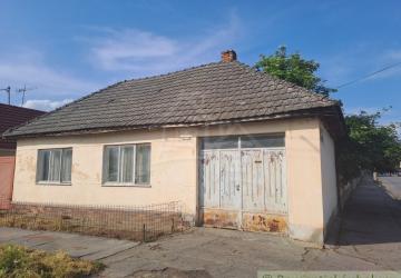 Reality Rodinný 2-izbový dom v Hlohovci neďaleko hrádze na predaj