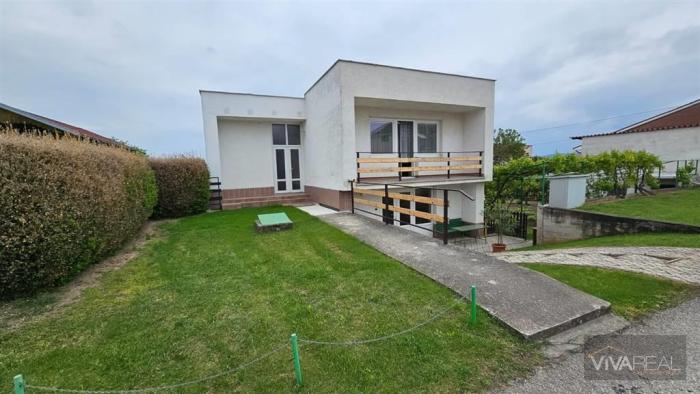 Reality VIVAREAL*  Veľký rodinný dom s garážou, pozemok 838 m2, Veľké Kostoľany, cca 20 km Trnava