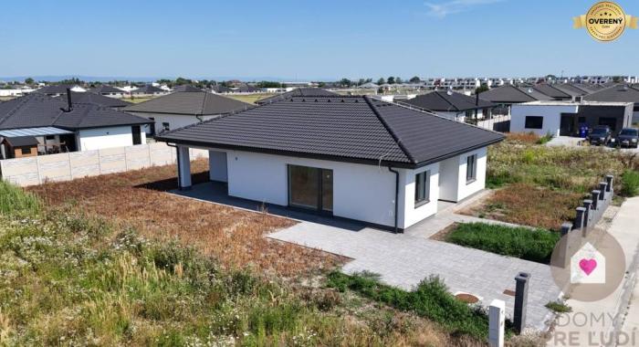 Reality NÍZKOENERGETICKÝ BUNGALOV- 108m2 + krytá terasa 12m2, POZEMOK 525 m2