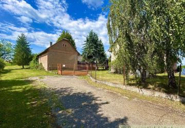Reality Polosamota s priestranným domom a malým rybníkom na rovine