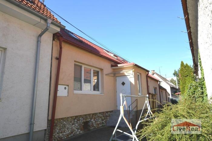 Reality 7izb RD, Vajnory, Roľnícka, 2 samostatné byty, spoločný dvor, všetky siete