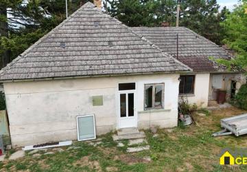 Reality NA PREDAJ – Priestranný pozemok so starším rodinným domom Veľká Gúta