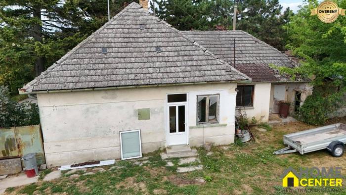 Reality NA PREDAJ – Priestranný pozemok so starším rodinným domom Veľká Gúta