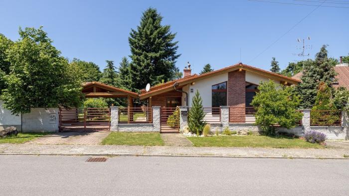 Reality ARETÉ REAL – PREDAJ 4 -IZBOVÉHO RODINNÉHO DOMU S MNOHÝM PRÍSLUŠENSTVOM, BUDMERICE, PODHÁJSK