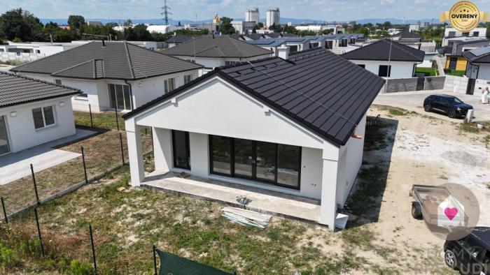 Reality Krásny 4 izbový RD bungalov 114,25 m2 na pozemku 494 m2, Senec