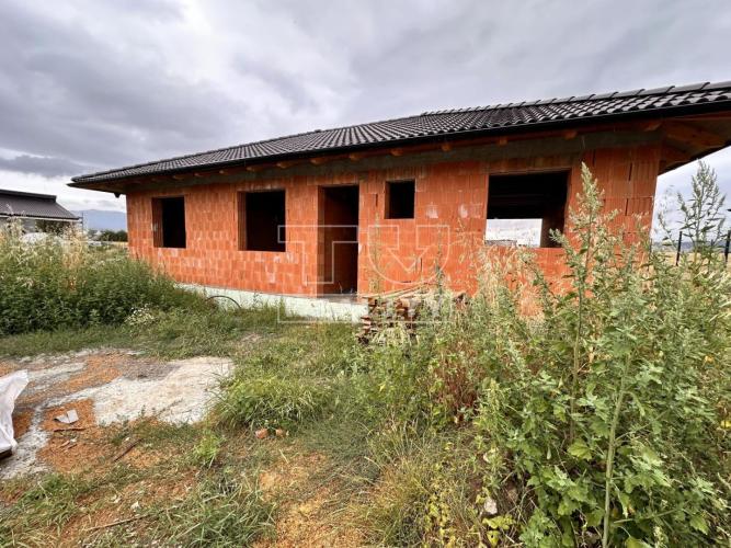 Reality SKVELÁ PONUKA - 4 IZBOVÁ NOVOSTAVBA TEHLOVÉHO RODINNÉHO DOMU, POZEMOK O ROZLOHE 443m2, VEĽKÉ B