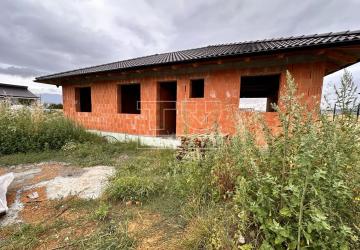 Reality SKVELÁ PONUKA - 4 IZBOVÁ NOVOSTAVBA TEHLOVÉHO RODINNÉHO DOMU, POZEMOK O ROZLOHE 443m2, VEĽKÉ B