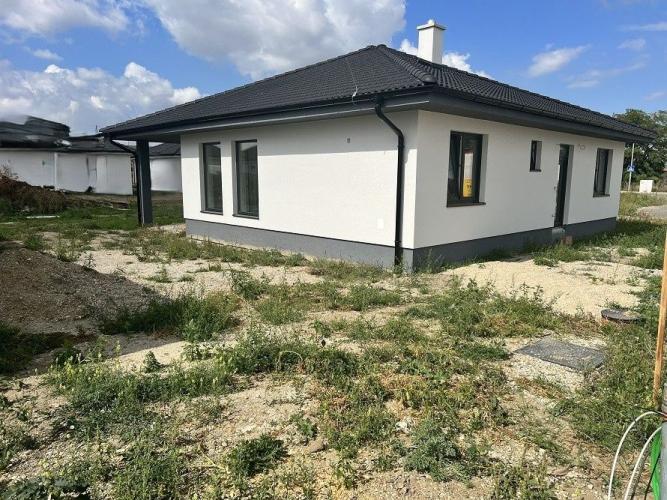 Reality Široká ponuka 4-izbových rodinných domov pre moderný život v Kvetoslavove
