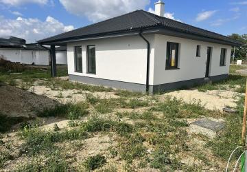 Reality Široká ponuka 4-izbových rodinných domov pre moderný život v Kvetoslavove
