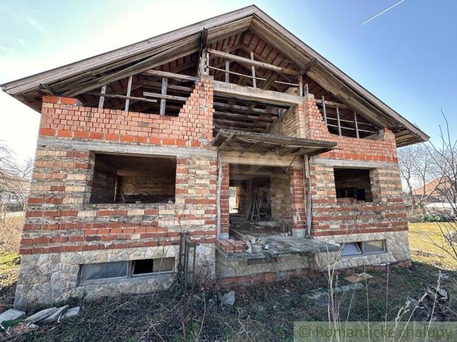 Reality Na predaj priestranný poschodový rodinný dom v tichej časti Hurbanova – veľký pozemok, gará