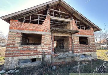 Reality Na predaj priestranný poschodový rodinný dom v tichej časti Hurbanova – veľký pozemok, gará