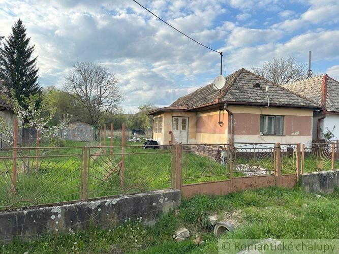 Reality Dom s veľkou záhradou v malej dedinke Rašice