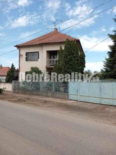 Reality Na predaj 5-izb.poschodový rodinný dom vo Dvoroch nad Žitavou len 7 km od Nových Zámkov