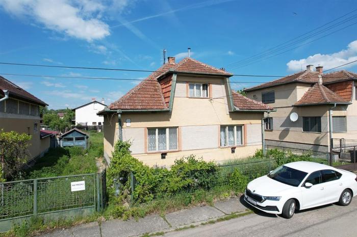 Reality NA PREDAJ: 2-izbový rodinný dom s veľkým pozemkom 805 m2 v podhorskej obci Uhrovec