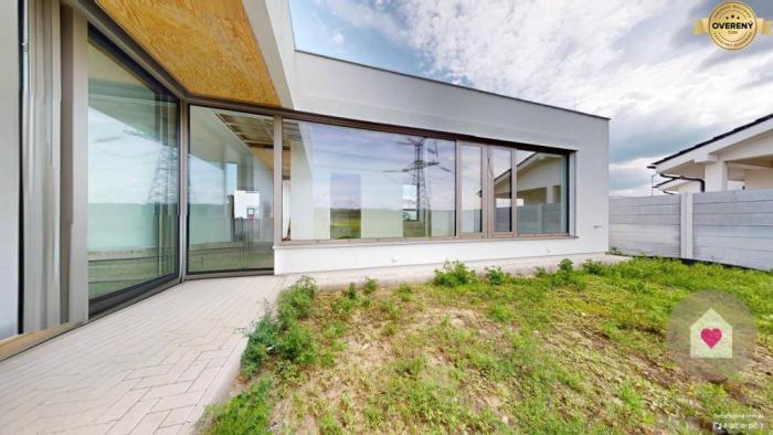 Reality KOSTOLIŠTE - Skolaudovaná novostavba V ŠTANDARDE s hliníkovými oknami