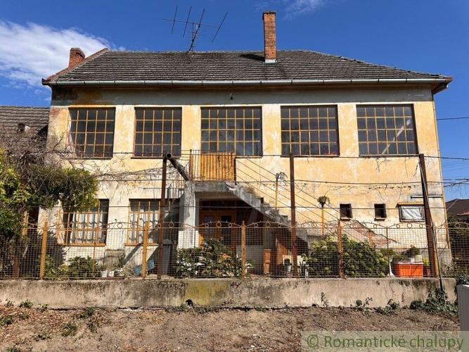 Reality VIDIECKY POSCHODOVÝ DOM S CHARAKTEROM, V BLÍZKOSTI VÁHU – KOMOČA