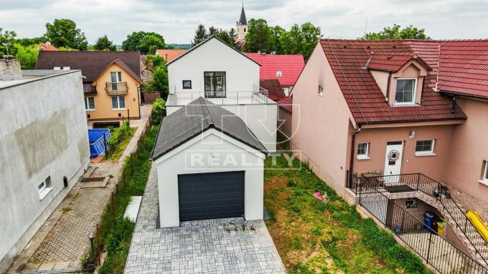Reality Moderný a priestraný 4-izbový dom (114 m²) na pozemku 601 m² v Chorvátskom Grobe s výbornou d