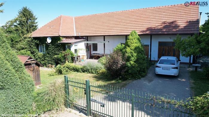 Reality Priestranný dom so záhradou v Prusoch – pre rodinu aj chalupárov