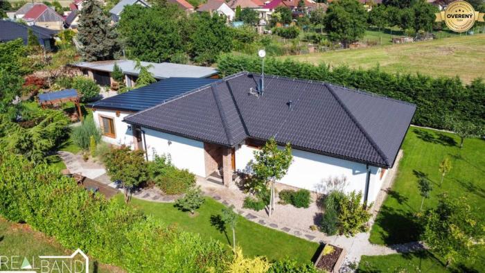 Reality Luxusný Moderný Rodinný Dom s Designovou Záhradou