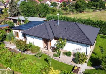 Reality Luxusný Moderný Rodinný Dom s Designovou Záhradou